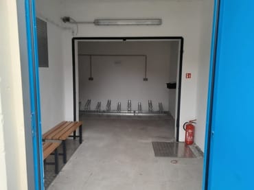 geräumiger Fahrradabstellraum mit Auflademöglichkeit für E-Bikes