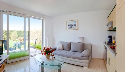 Wohnbereich mit Schlafsofa (140 x 195), SAT /TV, Kleiderschrank und Küche