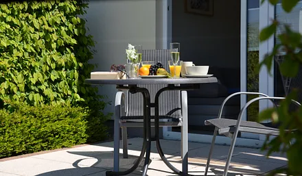 Terrasse mit Gartenmöbel