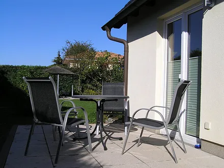 Ferienhaus mit Terrasse und Gartenmöbel für 3 Personen