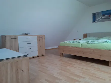 Dachgeschoss: Schlafbereich mit Doppelbett 180 x 200 und Einzelbett 90 x 200 