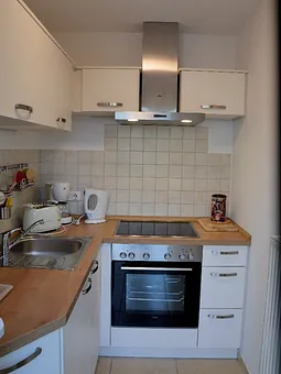 Küche ( Kühlschrank mit Gefrierfach, Backofen, Ceranfeld, Toaster, Kaffeemaschine, Wasserkocher )