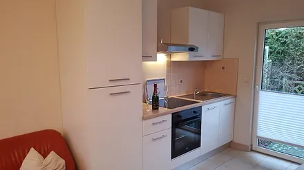 rechts Zugang zur Terrasse zur Alleinnutzung