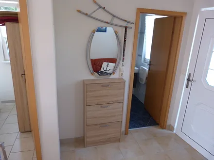 die Gaderobe, rechts das Bad