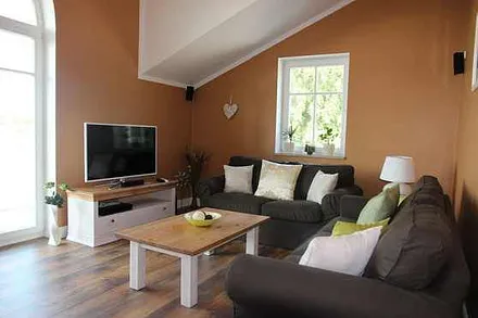 Gemütliches Wohnzimmer mit hoher Decke