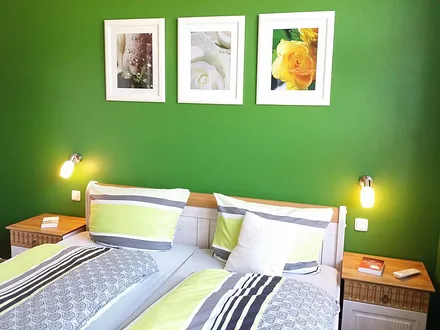 Grünes Schlafzimmer mit TV