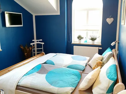 Blaues Schlafzimmer mit TV