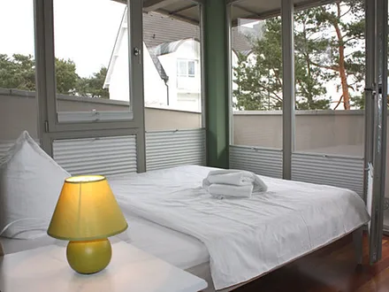 kleines Schlafzimmer mit Zugang zum Balkon