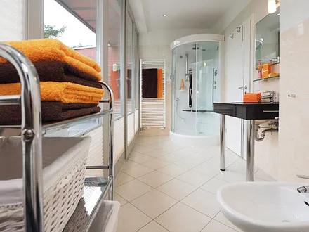 großes Badezimmer