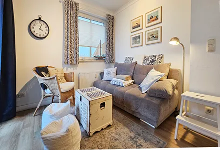 gemütliches Wohnzimmer mit Schlafcouch für 1 Person