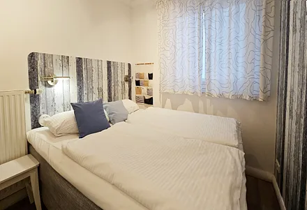 Schlafzimmer mit Doppelbett