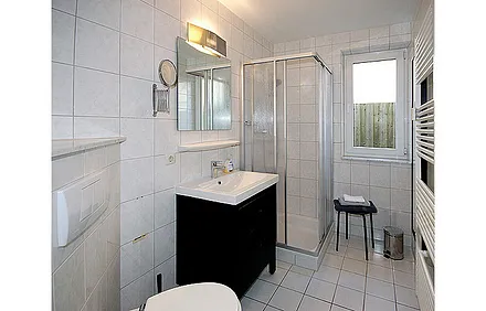 Bad mit Dusche/WC und Fön