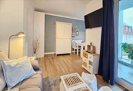 Wohnzimmer mit Kleiderschrank & Essplatz, Flat-TV