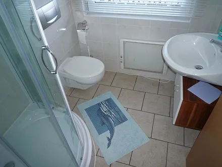 das Bad mit Dusche & WC