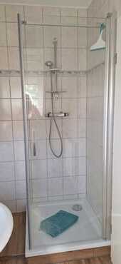 Badezimmer mit Dusche und WC