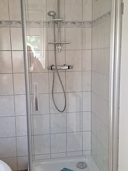 Badezimmer mit Dusche und WC