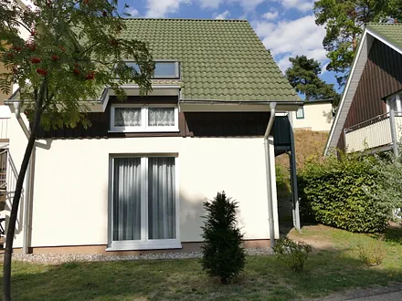 Die Wohnung befindet sich im EG rechts