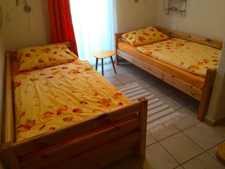 2. Schlafzimmer mit 2 Betten, Schrank, abklappbarem Tisch, 2 Stühlen