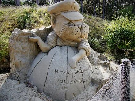 Kater "Fiete" (Sandskulptur) heißt Sie willkommen