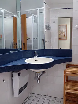 Bad mit Dusche und  WC