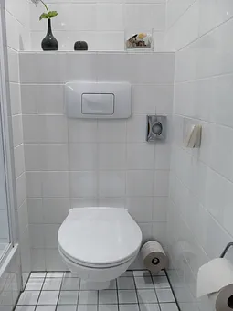 Bad mit Dusche und WC