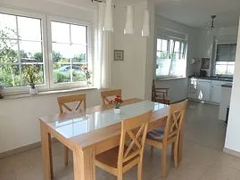 Esstisch mit Blick zur Küchenzeile