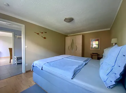 Schlafzimmer mit Boxspringbett