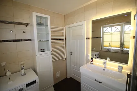 Modernes Badezimmer mit Waschmaschine