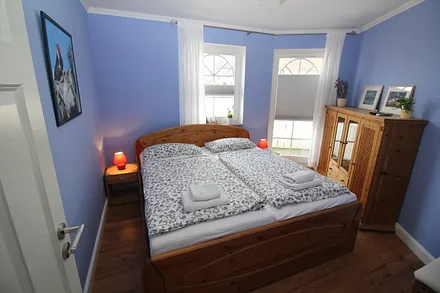 Blaues Schlafzimmer mit Doppelbett