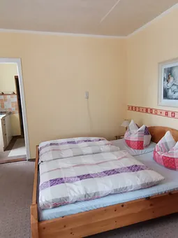 Eingang zur Wohnung und Durchfahrt zum Parkplatz