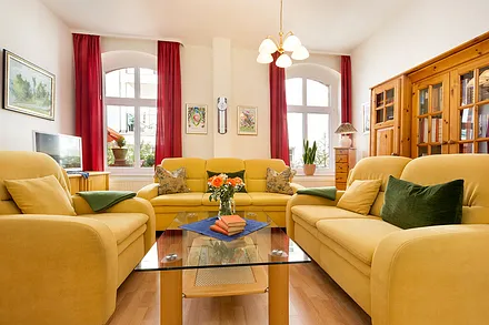 Das kuschelige App. "Bücherwurm" mit vielen hundert Romanen und Bildbänden ...