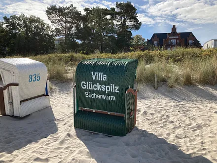 Von Mai bis September ist ein Strandkorb am Strand für Sie kostenfrei reserviert.