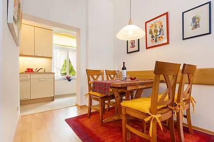 Die Küchenzeile ist optisch vom Wohnzimmer getrennt.