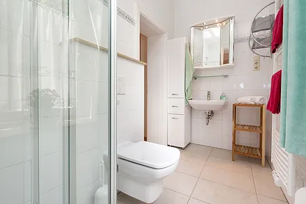 Hier der Blick in das schöne helle Bad mit Fenster und Echtglasdusche.