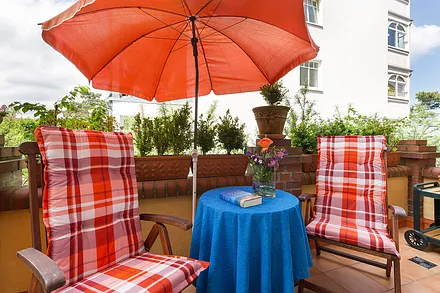 Der möblierte Balkon schaut nach Südwesten. 