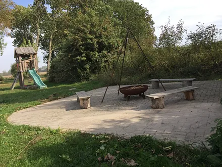 Grillen und die Kinder im Blick