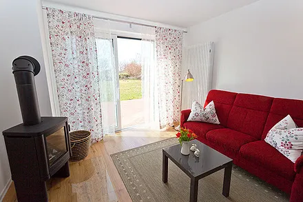 separates Schlafzimmer mit grossem Doppelbett