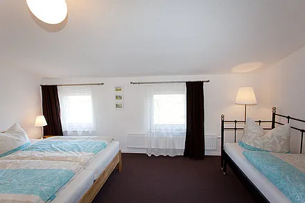 separates Schlafzimmer mit grossen Doppelbett und Daybed