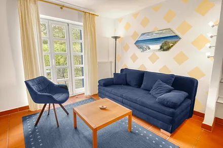 Blick in Wohnzimmer und zu der Terrassentür