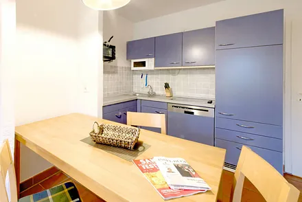 Der große Esstisch mit Blick zur Einbauküche