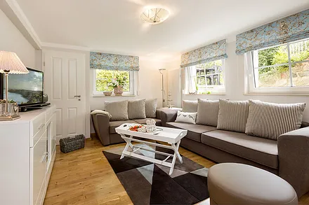 Zwei Couchen sorgen für Bequemlichkeit. Die Fenster haben zusätzlich zu den Gardinen noch Außenrolläden.