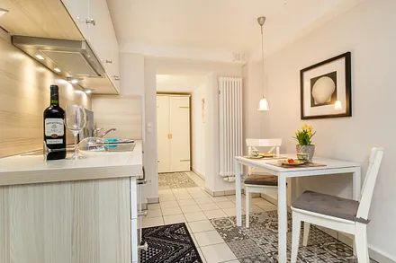 ... Backofen, Mikrowelle, 4-Platten-Cerankochfeld, Kühlschrank mit Eisfach ...