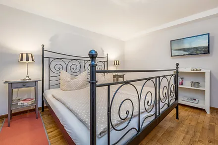 Das Schlafzimmer hält für Sie ein TV-Gerät, ein großes Doppelbett (180x200cm) ... 