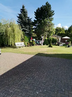 Sitzgelegenheiten im Garten auf dem Grundstück