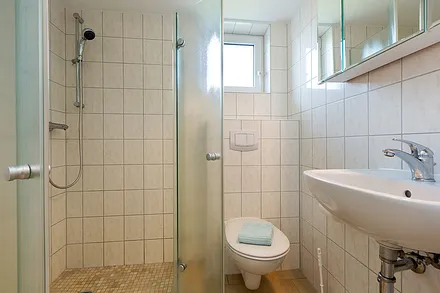... Dusche und WC.