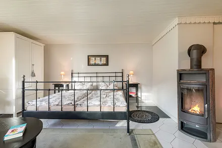 Das Doppelbett ist komfortable 1,80 m breit. 