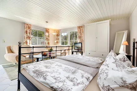 Alle Fenster haben Außenrolläden für die Verdunklung.