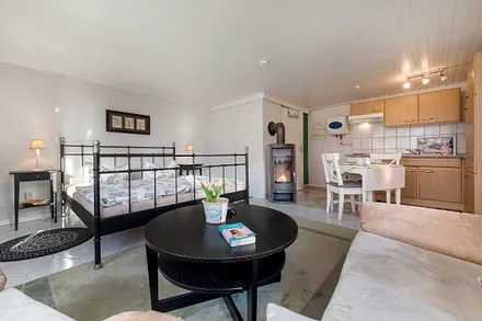 Sat-TV und Radio mit CD-Player sind vorhanden. WLAN ist kostenfrei.