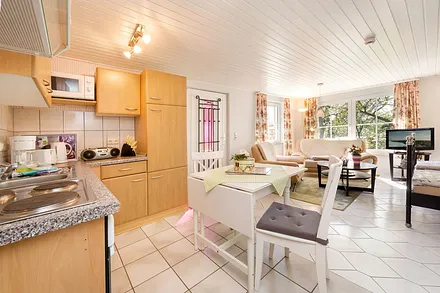 Die Küchenzeile ist komplett ausgestattet.