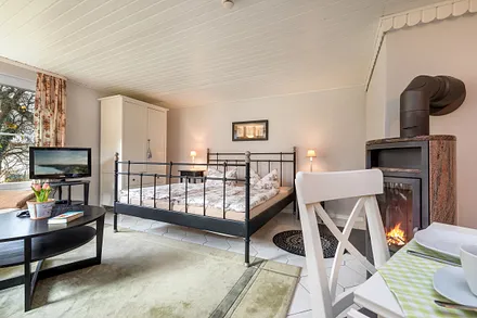 Der Kaminofen kann bei Bedarf mit Holz (wird bereitgestellt) geheizt werden.